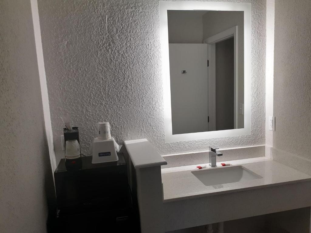 Travelodge by Wyndham Virginia Beach Bay Beach image 16