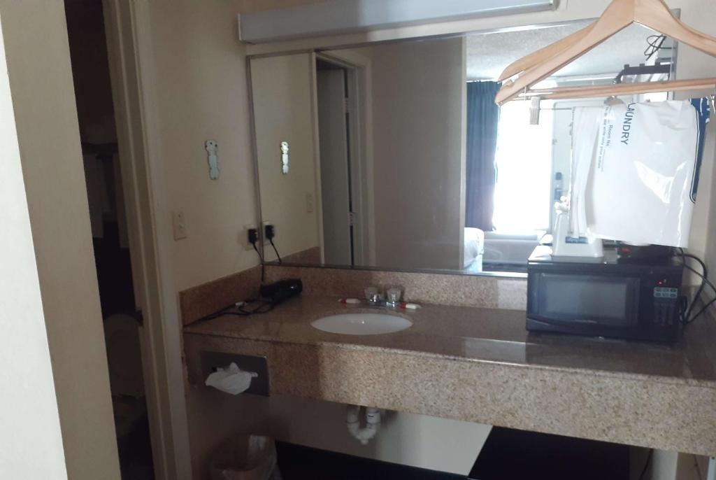 Travelodge by Wyndham Virginia Beach Bay Beach image 23