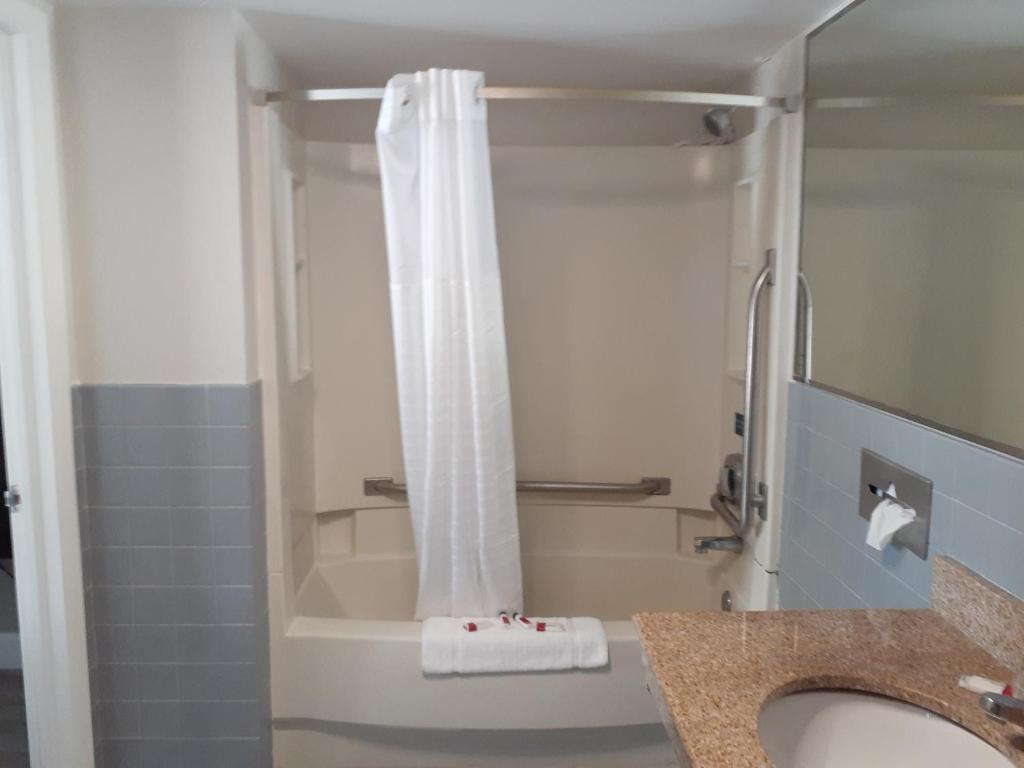 Travelodge by Wyndham Virginia Beach Bay Beach image 8